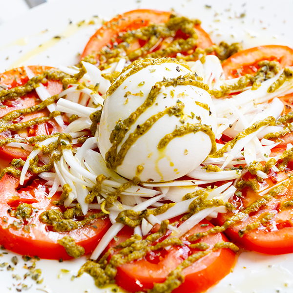 Ensalada de Burrata con Tomate y Pesto
